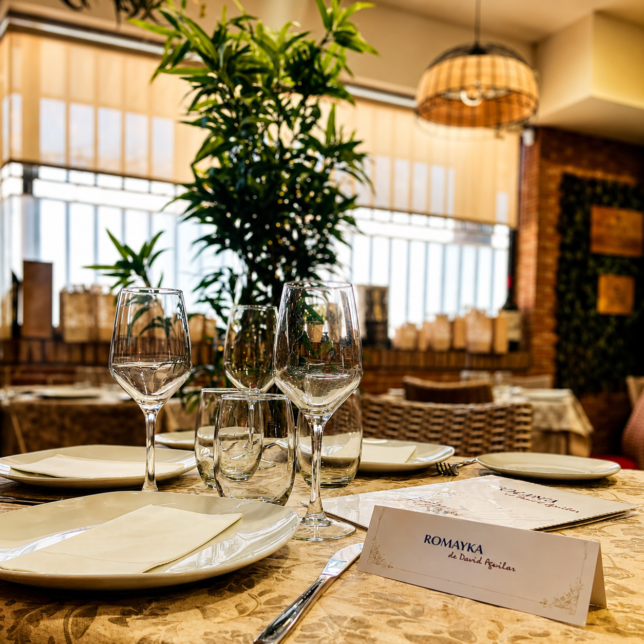 Salón del Restaurante Romayka de David Aguilar en Pinto con mesas preparadas