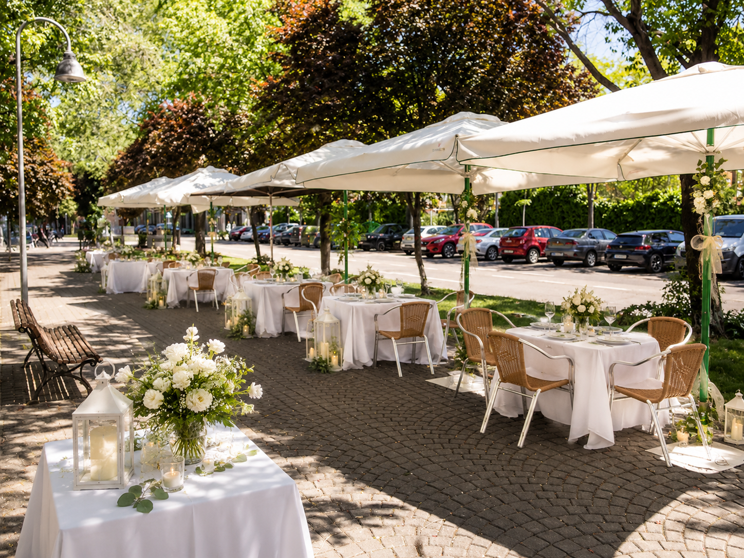 Terraza preparada para celebraciones familiares y comidas de grupo en Romayka Pinto